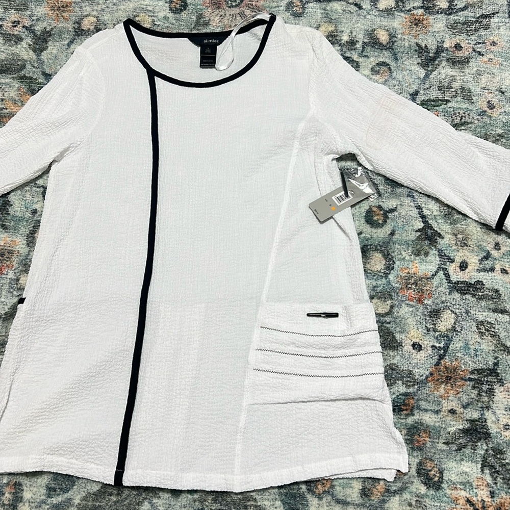 ALI MILES. WHITE with black trim tunic top. Crinkle fabric SPRING. Size small.